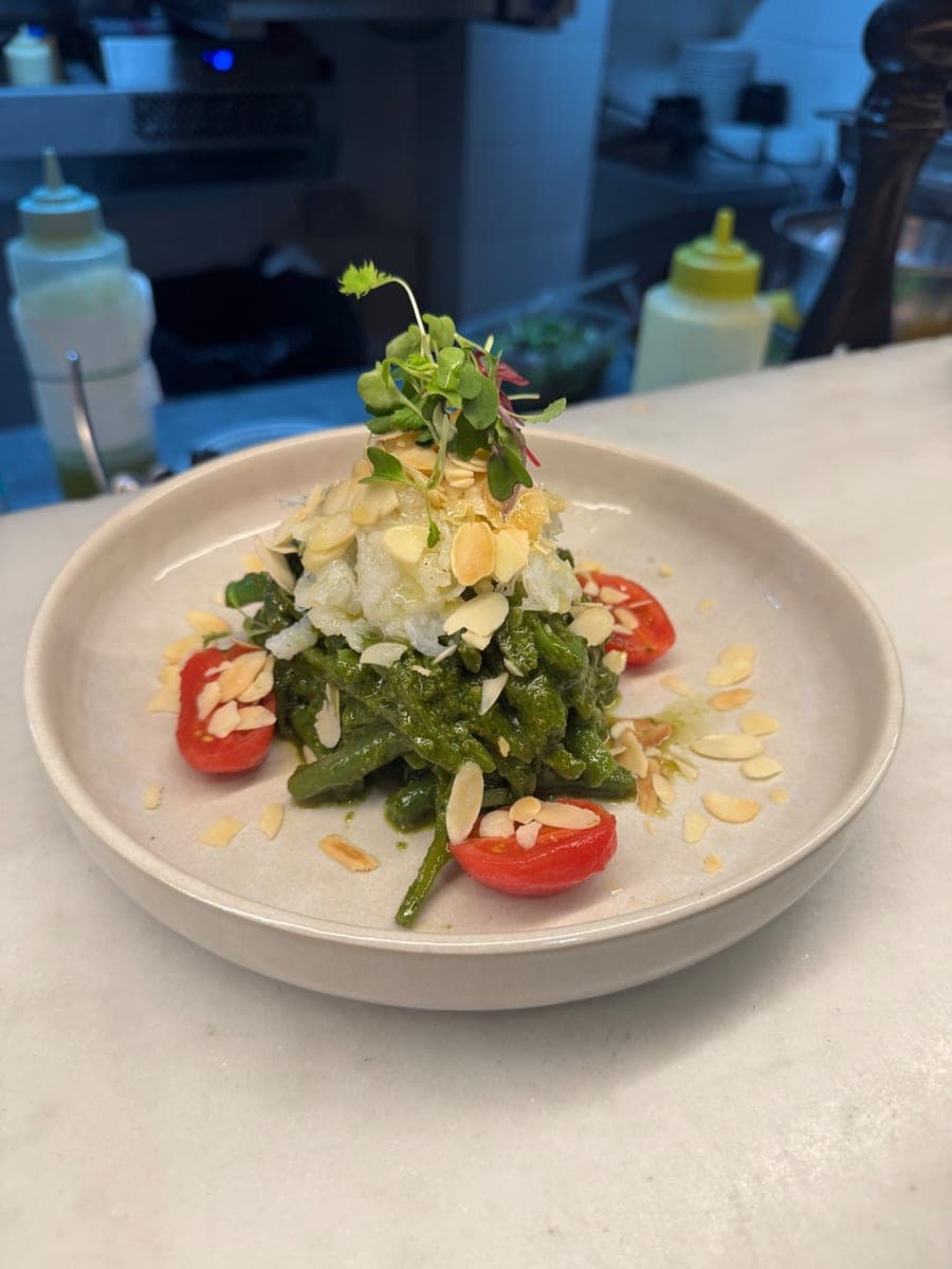 La foto original del plato, tomada en el mostrador de una cocina.